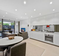 Peaceful Water-side Retreat With Huge Courtyard. - Holiday Sunshine Coast