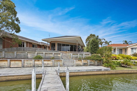 Pelican Brief - Relaxing Canal Frontage - Holiday Sunshine Coast 0
