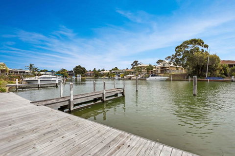 Pelican Brief - Relaxing Canal Frontage - Holiday Sunshine Coast 1
