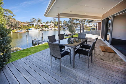 Pelican Brief - Relaxing Canal Frontage - Holiday Sunshine Coast 3