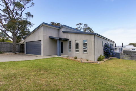 Pelican House - Sunshine Coast Tourism 0