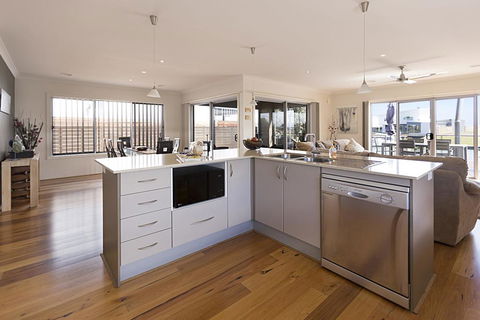 Pelican Landing - Stunning Lake King Views - Sunshine Coast Tourism 1