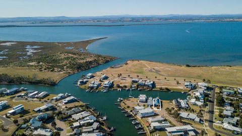 Pelican Landing - Stunning Lake King Views - Sunshine Coast Tourism 0