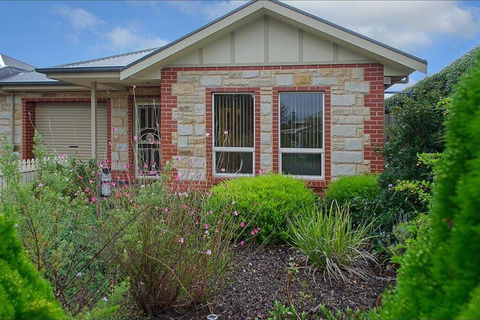 Perfect Location Central Modern Cottage - Free WiFi - Holiday Sunshine Coast 1