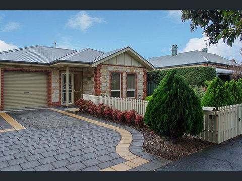 Perfect Location Central Modern Cottage - Free WiFi - Holiday Sunshine Coast 0