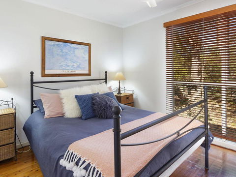 Pet Friendly - Bennetts Beach Cottage - Holiday Sunshine Coast 1
