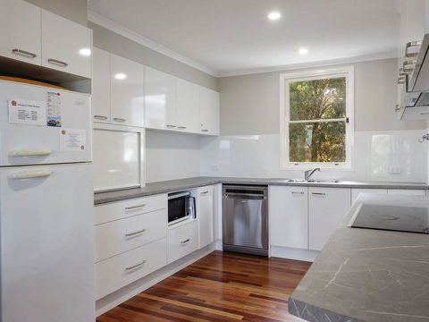 Pet Friendly 4 Bedroom Holiday Home - River Views - Holiday Sunshine Coast 2