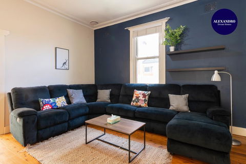 PET FRIENDLY FAMILY HOME WILLOUGHBY - Sunshine Coast Tourism 2