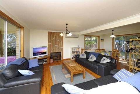 Pet Friendly Lentara St 10 - Fingal Bay - Sunshine Coast Tourism 2