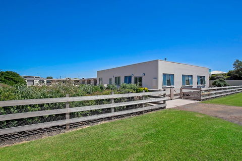 Peterborough House Motel - Sunshine Coast Tourism 1