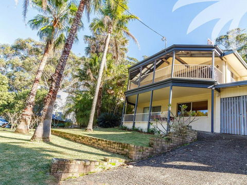 Picturesque Lizzie Palms 1 - Sunshine Coast Tourism 3