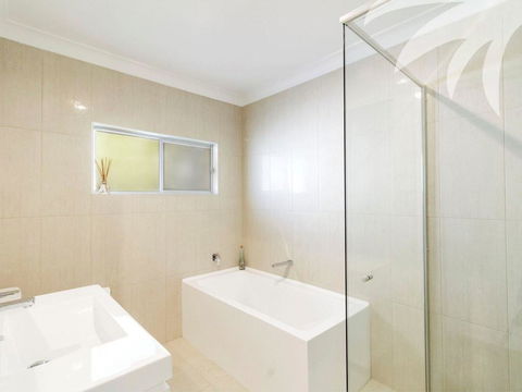 Picturesque Lizzie Palms 1 - Sunshine Coast Tourism 2