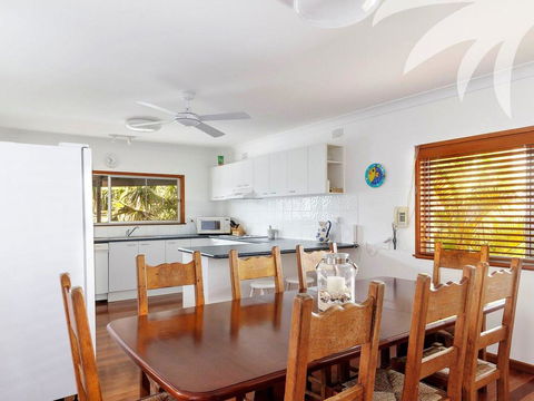 Picturesque Lizzie Palms 1 - Sunshine Coast Tourism 0