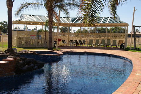 Pines Country Club Motor Inn - Holiday Sunshine Coast 2