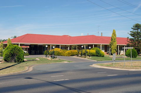 Pines Country Club Motor Inn - Holiday Sunshine Coast 1