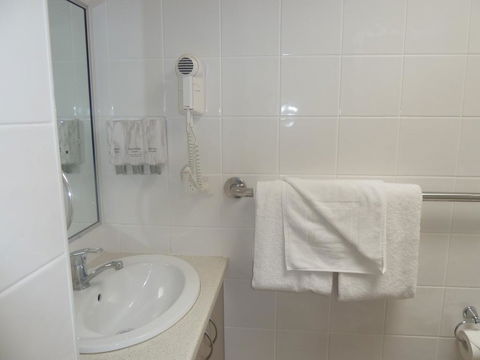 Pioneer Lodge Motel - Holiday Sunshine Coast 3