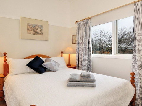 Plum Tree Cottage - Warm, Cosy & Walk To Town - Sunshine Coast Tourism 3