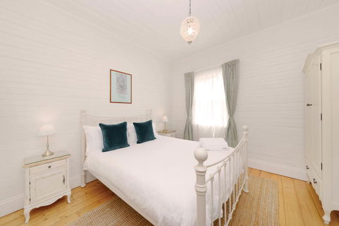 Poet's Cottage - Fireplace, Close To Treks - Sunshine Coast Tourism 3