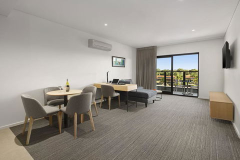 Quality Hotel Lakeside - Holiday Sunshine Coast 3