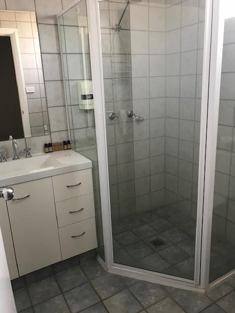 RAILWAY HOTEL MOTEL - Holiday Sunshine Coast 1