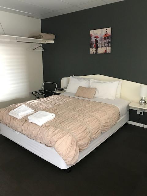 RAILWAY HOTEL MOTEL - Holiday Sunshine Coast 3