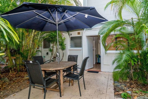 Rare! Modern Unit With Private Fenced Garden Close To The Beach PC3 - Sunshine Coast Tourism 1