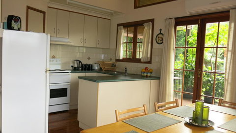 Ravensbourne Escape - Cedar Lodge - Sunshine Coast Tourism 1