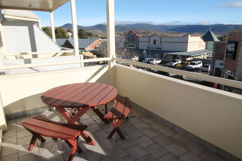 Razorback 1 - Razorback Plaza Jindabyne - Sunshine Coast Tourism 0