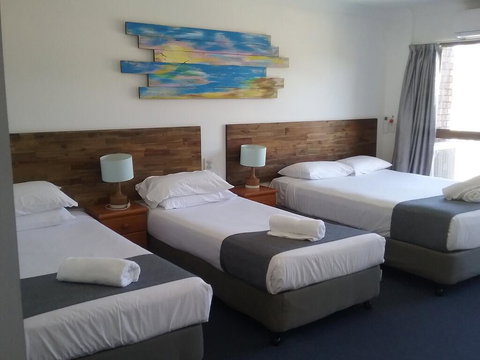 Red Star Hotel Palm Beach - Sunshine Coast Tourism 2