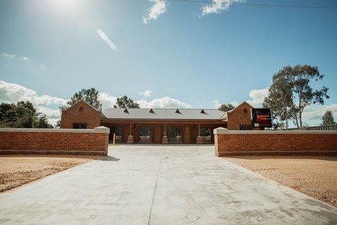 Red Waratah Accommodation - Sunshine Coast Tourism 0