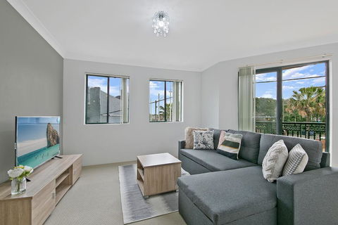 REDFERN 3 BEDROOM APARTMENT FREE PARKING WALK TO CENTRAL STATION NRE187 - Sunshine Coast Tourism 0