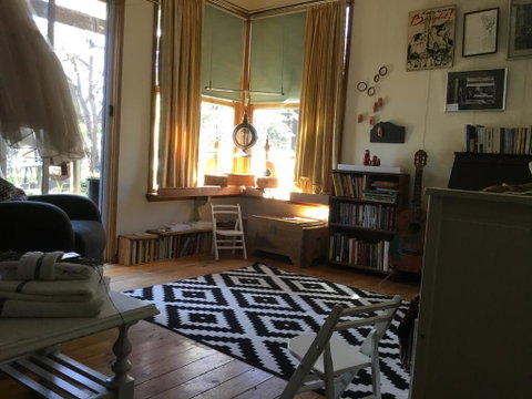Redhaus Artist Cottage - Sunshine Coast Tourism 1