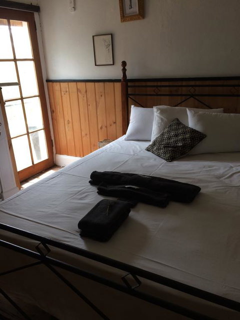 Redhaus Artist Cottage - Sunshine Coast Tourism 3