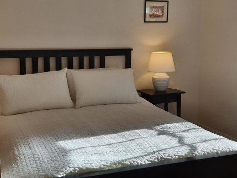 Redruth - 2 Bedroom Cottage Situated In Wandiligong - Sunshine Coast Tourism 3