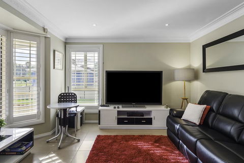 RELAXED COASTAL GETAWAY // MOMENTS TO WATERFRONT - Sunshine Coast Tourism 2