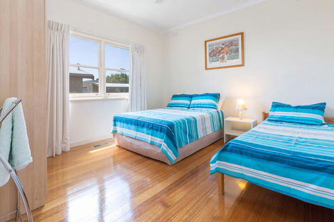RENOVATED BEACH BEAUTY - ROSEBUD - Sunshine Coast Tourism 1