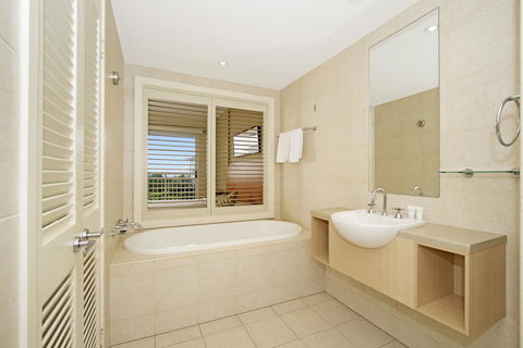 Resort On The Beach With Ocean Glimpses 5214-15 - Holiday Sunshine Coast 3