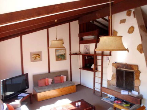 Retro 2 Bedroom Apartment - Sunshine Coast Tourism 1