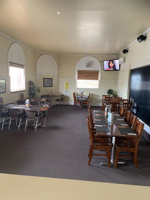 Riverside Hotel - Holiday Sunshine Coast 2