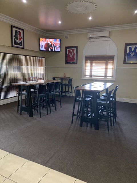 Riverside Hotel - Holiday Sunshine Coast 1