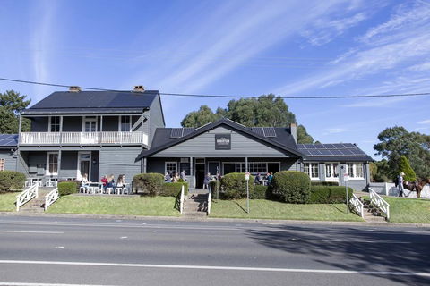 Robertson Public House And Kitchen - Holiday Sunshine Coast 0