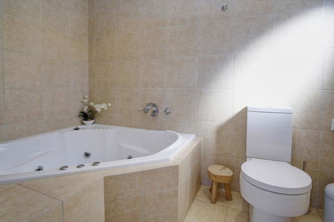 ROCKPOOL (4 Night Min) - Sunshine Coast Tourism 1