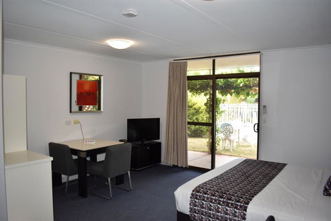 Roundhouse Motel - Sunshine Coast Tourism 3