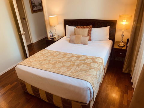 Royal Albert Hotel - Holiday Sunshine Coast 2