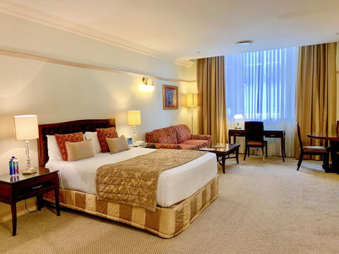Royal Albert Hotel - Holiday Sunshine Coast 1