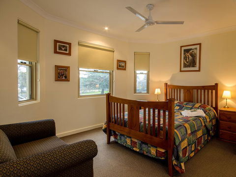 Royal Hotel - Sunshine Coast Tourism 1