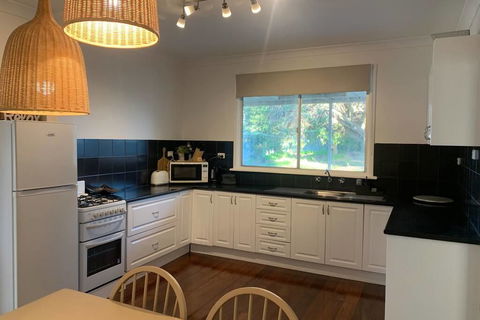 Salty Cottage Northam - Holiday Sunshine Coast 0