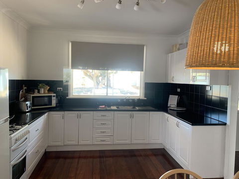 Salty Cottage Northam - Holiday Sunshine Coast 2