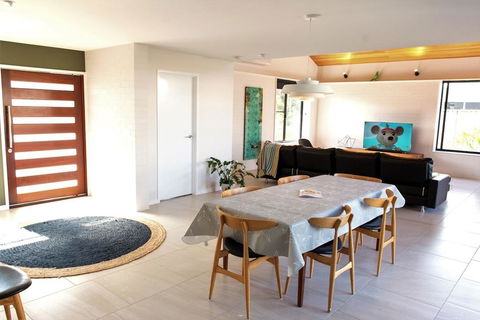 Salty Lark Beach House - Holiday Sunshine Coast 1