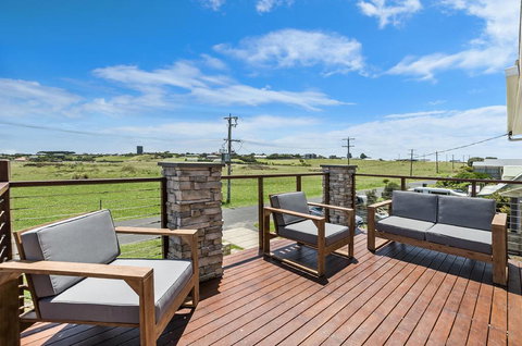 Salty's - Newly Renovated - Holiday Sunshine Coast 3